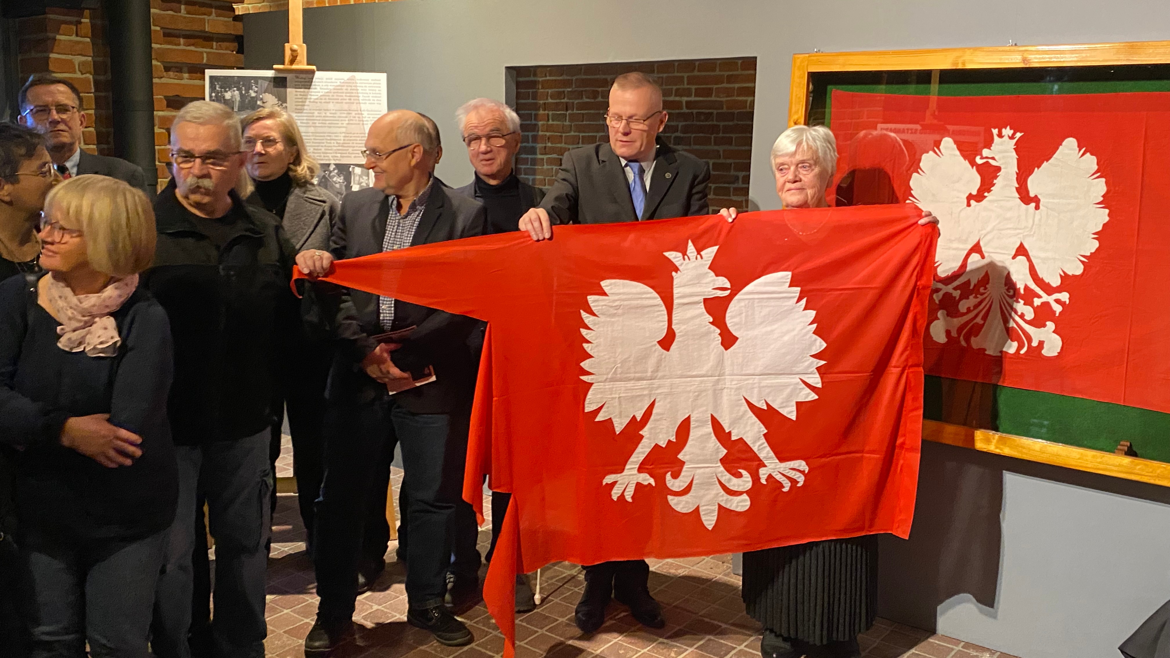 Historyczny sztandar z białym orłem w Muzeum AK do 22 grudnia